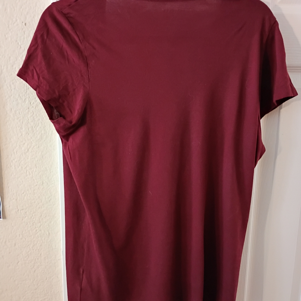 Mott And Bow  Burgundy V-Neck Short Sleeve Top - Picture 2 of 3